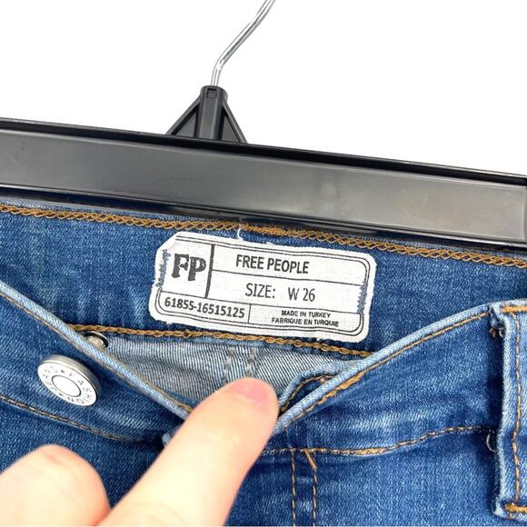 Free People Women's Distressed Mid Rise Medium Wash Skinny Jeans Size 26 - Picture 2 of 3